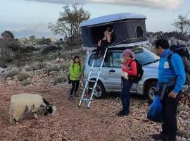Rooftop Jeep Escape Sleep Under the Stars, hotel em Chania Town