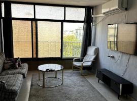 Family apt on the beach, hotel in Qiryat Yam