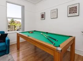 Flatzy - Sleeps 16 Near Football Ground & Ping Pong Table