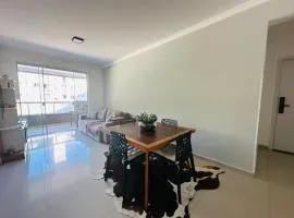 Apto em Bombinhas 2 quartos com 1 suíte, churrasqueira, vaga de garagem
