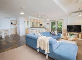 The Lake Haus - Spacious Waterfront Escape with Pool, ξενοδοχείο σε Karraganbah