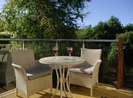 Abbotscot, near Bantham, an eccelectic property with a lovely garden, hotel v destinaci Bantham