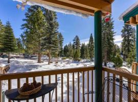 TahoeCozy with Pool Hot Tub and Near Northstar, hotel in Tahoe Vista