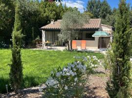 Aux portes d'Arles, havre de paix entre Alpilles et Camargue, calme et campagne, Hotel in Arles