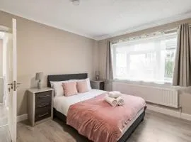 Spacious 5 Bed house Waltham Abbey With Garden