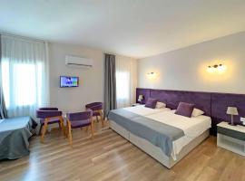 Lighthouse Suites by HolidayKeys, מלון בקירניה