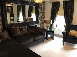 2-Bed Hillside House - Sleeps 4 Garden & Parking