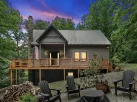 Cozy Chalet w Hot Tub Loft Fire Pit & Grill