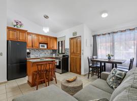 2-BD Condo with Pool, Walk to Beach, hotel a Coco