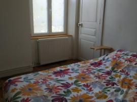 Aux Rosiers Rouges, hotel v destinaci Chauriat