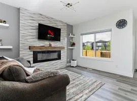 The Happy place - Luxurious, Cozy and Modern Home with 4 bedroom Air-condition, Netflix, Free Parking close to Airport and West Edmonton Mall