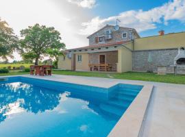 Villa Sergio, a beautiful rustic villa with a huge garden, hotell i Divšići