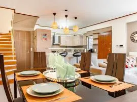 Lovehome - 4BD Villa with views-15mins to airport,10mins to MEC ΑΕ- 2mins to bus stop ,10mins to Suburban Railway on foot