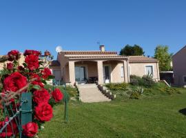 Viesnīca Jolie maison avec piscine pilsētā Sižāna