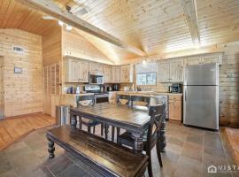 Stunning Log Cabin Close to Panguitch Lake, ξενοδοχείο σε Panguitch