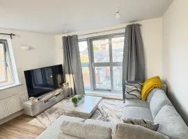 1 Bedroom Sleep 4 Urban Retreat with Private Balcony, Moments from Norwood Station & Crystal Palace FC