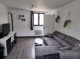 Maison avec jardin et garage، فندق في شاتورو