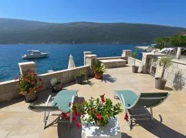Villa Valentino - Next to Portonovi and First Row to the Sea