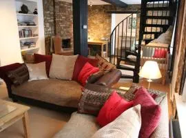 Stylish 4Bed Cottage with parking near town and beach