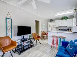 Beach Vacation! Walkable to Dining&Shopping-Unit A, Hotel in Tybee Island