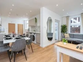 Open Mind Property- Stylish 3BR, HotTub & Parking