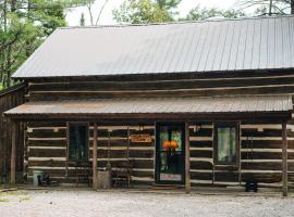 Uncle Tom's Cabin - A Classic On The Au Sable, hotel v destinaci Five Corners
