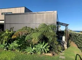 Wainui Beach studio - 2 minutes walk to beach
