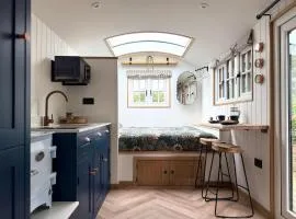Luxury Shepherds Hut With Wood Fired Hot Tub