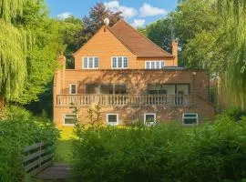 Luxury Ascot Escape with Private Hydrotherapy Pool & Wellness Spa