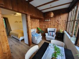 Schlafzimmer, Wohnzimmer mit Bad, Hotel in Veltheim