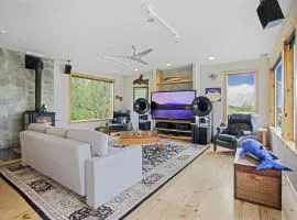 Peaceful Waterfront Escape In Skamokawa
