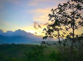 Secluded Riverfront Home - Boquete area with Pool, hotel Bajo Boquetében