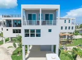 Chic Ocean Hideaway with Grill