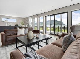 Luxury cabin with Sauna, hotel in Lyngværet