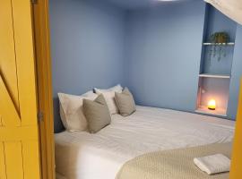 Appartement 2 met terras aan de tuin van Op de Roemte, hotel com piscina em Baflo