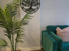 Contemporary 2-bedroom apartment with free gated parking, 2 bathrooms - for families, contractors, travellers for business and leisure