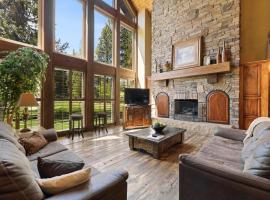 Pine Haven- Beautiful 3300 square foot home- sleeps 10- game room- hot tub- pets ok, Hotel in McCall