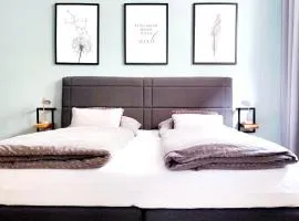 Flair-Apartments 'Apartment nähe Schlosspark', 300 m Bahnhof, Innenstadt Bad Salzuflen Stadtteil Schötmar, für Urlaub oder Geschäftsreise, separater Eingang, 24 Std Check-in,WLAN, Streaming-Fernseher, Küche, Regendusche, Doppelbett, 2 Schlafsofa