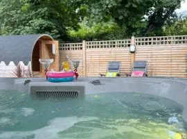 Paddock Pod - Sleeps 4 & Roofed Over Private Hot Tub & NEW SAUNA
