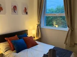 Zelena Luxurious Apartment, Private Parking, Fast Wi-Fi, Self Check-In Anytime Perfect For Late Arrivals, 5 Minutes to Old Trafford Stadium