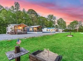 2 Villa D'Azur Luxury Tiny House Mins to Lake Guntersville, Downtown, Firepit