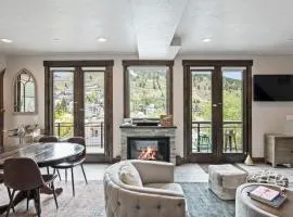 Gorgeous Views for 4, 5 Min to Base, Full Kitchen, 2 Beautiful Patios, Restaurants Nearby