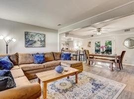 Near Downtown w Pool! Oatland Island Escape, hotel a Savannah