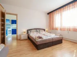 Team Flat & Urban Family Comfort - HomeBase with a Castle view