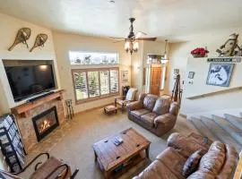 Iconic Location, Sleeps 11, Short drive to Ski and Bike Access, Private Hot Tub, View of Olympic Park