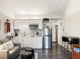 Chic Studio, Sleeps 2, Walk to Dining and Skiing, Shared Pool, Hot Tub, and Tennis