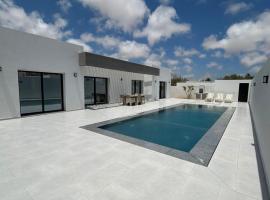Villa Djerba 6 personnes, hotelli kohteessa Arkou