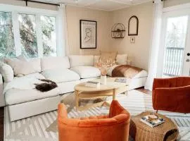 4 Bed Home Along River Near DT AC Hot Tub