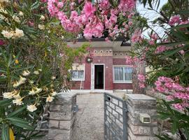 Intera casa, 100 m dal mare, grande giardino, hotel v destinaci Lido di Jesolo
