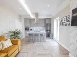 Luxury City Centre Apartment With Large Balcony Perfect For Couples & Businesses With Free Gym By The Pocklington - The Golden Mile Suite